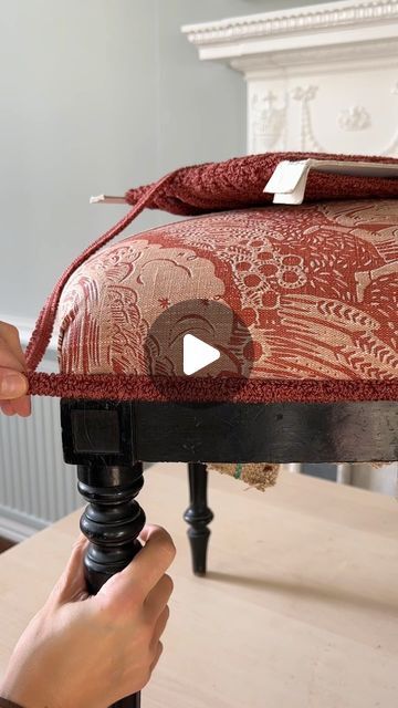 Dining Chair Makeover Upholstery, Vintage Chairs Makeover, Upholstery Studio, Upholstered Chairs Diy, Chair Reupholstery, Dining Chair Makeover, Upholstered Chairs Fabric, Diy Furniture Upholstery, Furniture Reupholstery