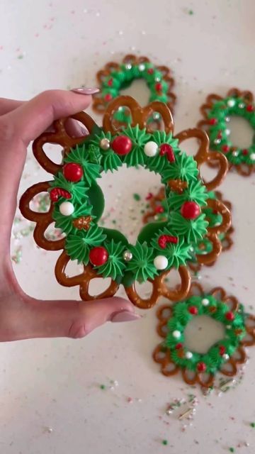 Christmas Wreaths Dessert, Creative Christmas Snacks, Pretzel Christmas Wreath, Pretzel Wreath Christmas, Christmas Wreath Dessert, Snacks For Christmas, Pretzel Wreath, Christmas Pretzel, Edible Wreath