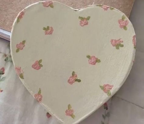 Heart Shaped Pottery Painting Ideas, Coquette Clay Ideas, Coquette Clay Art, Coquette Ceramics, Coquette Pottery, Clay Coquette, Coquette Ceramic, Editor Video, Diy Pottery Painting