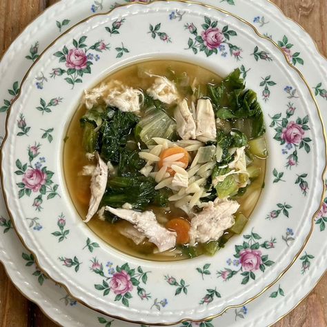 Easy Chicken Escarole Soup with Orzo Escarole Soup Recipes, Chicken Escarole Soup, Escarole Recipes, Soup With Orzo, Escarole Soup, Creamy Crab, Orzo Soup, Chicken Orzo, Chicken Orzo Soup