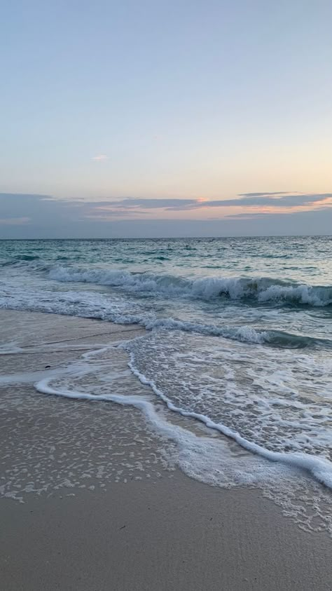 Ocean Photos Aesthetic, Blue Beach Wallpaper, Wallpaper Backgrounds Beach, Strand Aesthetic, Beach Homescreen, Beach Vibes Wallpaper, Plage Aesthetic, Shore Wallpaper, Ocean Beach Aesthetic