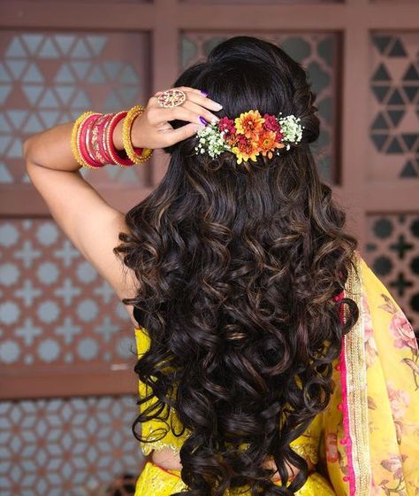 Latest Bridal Hairstyles That We Are In Love With - Wedamor Reception Hairstyles, Bridal Hairstyle Indian Wedding, Engagement Hairstyles, Bridal Hairdo, Traditional Hairstyle, Bridal Hair Buns, Indian Wedding Hairstyles, Simple Wedding Hairstyles, Open Hairstyles