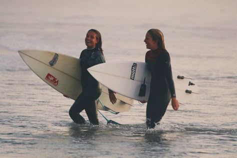 Surf Aesthetic, Female Surfers, Surf Vibes, Surfing Pictures, Surfer Girl Style, Surf Life, Whats Good, Camping Life, Surfs Up