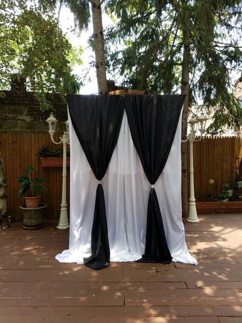 Black And White Wedding Backdrop, Outdoor Night Wedding, Prom Backdrops, Purple Centerpieces, Vowel Renewal, Simple Wedding Decorations, Rat Pack, Black And White Tiles, Black And White Flowers