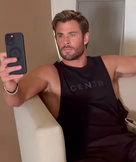 Chris Hemsworth Muscles, Chris Hemsworth Workout, Chris Hemsworth Hair, Chris Hemsworth Shirtless, Hemsworth Brothers, Chris Hemsworth Thor, Casual Leather Jacket, Taking A Selfie, Bra Image