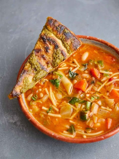 Jamie Oliver Minestrone Soup Recipe, Jamie Oliver Minestrone Soup, Jamie Oliver Soup Recipes, Simple Minestrone Soup, Jamie Oliver Soup, Fat Smash Diet, Italian Soup Recipes, Fakeaway Recipes, Vegetarian Soups