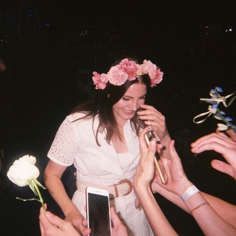 Lana Flower Crown, La To The Moon Lana Del Rey, Lana Del Rey Flower Crown, Lana Del Rey Pink Dress, Lana Del Rey With Flowers, Lana Del Rey Crown, Lana Del Rey In Pink, Lana Del Rey Graduation Cap, Lana Del Rey Aesthetic Pink