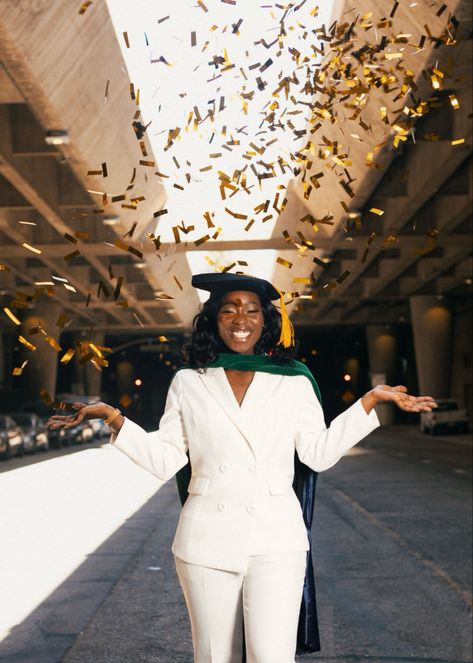 Black Women Graduation Pictures, Grad Pic Ideas, Graduation Pictures Outfits, Graduation Ceremony Outfit, Makeup Usa, Nursing Graduation Pictures, College Graduation Photoshoot, College Graduation Pictures Poses, Usa Business