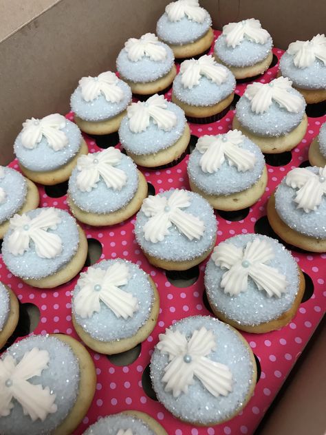 Christian Cupcakes Ideas, Christian Cupcakes, Communion Cupcakes For Boys, Baptismal Cupcake, Baptism Cupcakes Boy, Communion Desserts, Christening Cupcakes Boy, Confirmation Cupcakes, Cupcakes With Crosses On Them