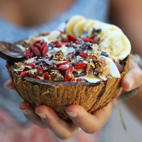 Hawaiian Acai Bowl Traditional Hawaiian Food, Vegan Bowl Recipes, Shell Bowls, Hawaiian Foods, Healthy Bowls Recipes, Coconut Peanut Butter, Coconut Bowl, Hawaiian Food, Raw Vegan Recipes