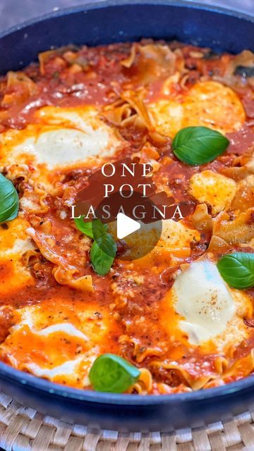 Taghrid Ahmad on Instagram: "One Pot Lasagna, where have you been all my life ? This took 30 min 😱 + 1 pan!! When @simple.home.edit shared this it was right up my alley I had to try it & boy did it deliver 🤤 for her recipe go check out her page otherwise find my mish mash below ⬇️ this lasagna doesn’t have bechamel rather it’s topped with mozerella & parmesan, feel free to play around with it! If you can’t find the mini lasagna pasta, break up regular pasta sheets & dunk them in! Here’s my basic lasagna recipe which I’ve adapted to fit into a deep stove top pan, left out mushrooms & celery out this time but feel free to add whatever! One Pan Lasagna 600g beef mince 250g or half a bag of mini lasagna pasta @trimsfreshmerrylands 1 large onion finely diced 3 cloves crushed garlic 1 la Lasagna One Pot Stove Top, Fresh Lasagna Sheets, One Pan Lasagna, One Pot Lasagna, Pan Lasagna, Mini Lasagna, It Boy, How To Make Lasagna, Pot Lasagna