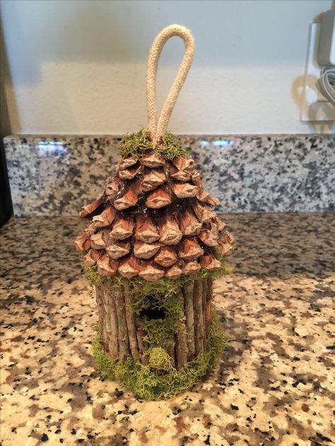 Diy Fairy House Ideas Homemade, Twig Crafts Diy, Stick Birdhouse, Pinecone Crafts Christmas, Twig Crafts, Homemade Bird Houses, Fairy Tree Houses, Bird Houses Ideas Diy, Pine Cone Art