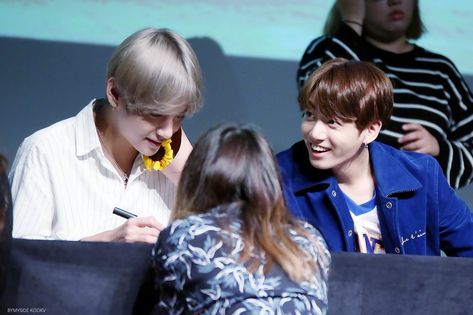 ByMySide_KookV on Twitter: "171001 #taekook… " Bts Fan Meeting, Bts Journal, Pop Memes, Fan Meeting, Sweet Messages, Waiting In Line, Bts Fans, Bts Members, Jungkook Cute