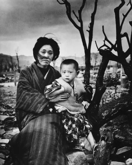 Mother and child in Hiroshima, Japan, December 1945. Photo: Eisenstaedt http://ti.me/1vns0cO Hiroshima Nagasaki, Alfred Eisenstaedt, Edward Weston, Iwo Jima, History Teacher, Famous Photos, Fukushima, We Are The World, Nagasaki