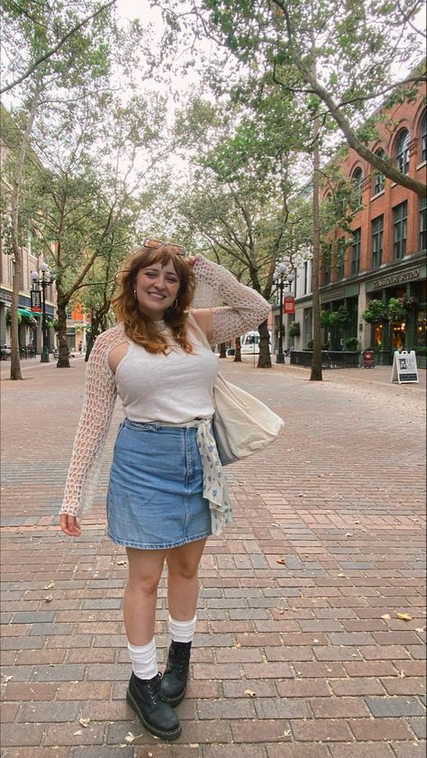 Midsize Denim Skirt, Midsize Jean Skirt Outfit, Denim Mini Skirt Outfit, Jean Skirt Outfits, Midsize Style, Denim Skirt Outfits, Short Denim Skirt, Miniskirt Outfits, Jean Skirt