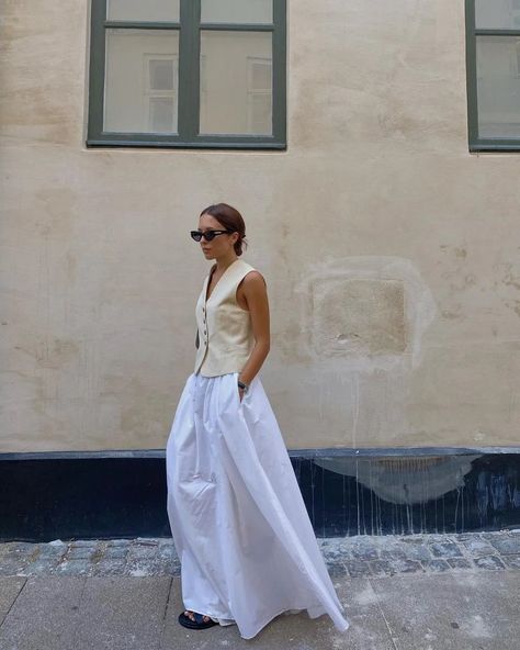 Fashion People Keep Wearing Waistcoats With Full Skirts | Who What Wear UK Full Skirt Outfit, Street Style Dresses, Fashion Inspo Spring, Colorful Street Style, Waistcoat Outfit, Classy Skirts, White Maxi Skirts, Skirt Trends, Full Skirts