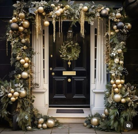 Christmas Doorway Decorations, Decorations Bedroom, Event Stylist, Christmas Front Doors, Christmas Porch Decor, Christmas Themes Decorations, Indoor Christmas Decorations, Xmas Ideas, Christmas Porch