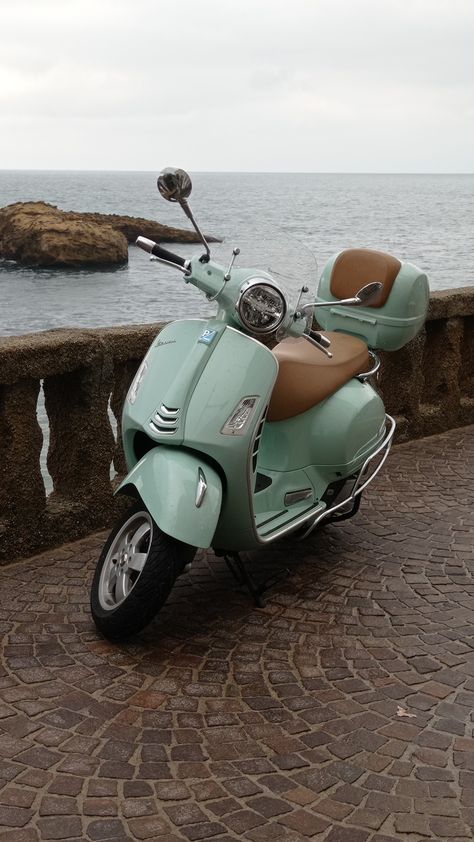 Scooter Girl Aesthetic, Vespa Scooters Aesthetic, Cute Scooter, Old Mini Cooper, Motor Vespa, Scooters Vespa, New Vespa, Vintage Moped, Love And Gelato