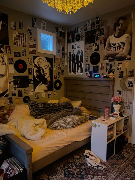 Aesthetic Rooms With Posters, Uo Dorm Room, Vintage Bedroom Ideas For Small Rooms, Couch In Bedroom Ideas, Square Room Layout Bedrooms, Alt Room Ideas, Retro Room Ideas, Rock Room, Dream Bedroom Inspiration