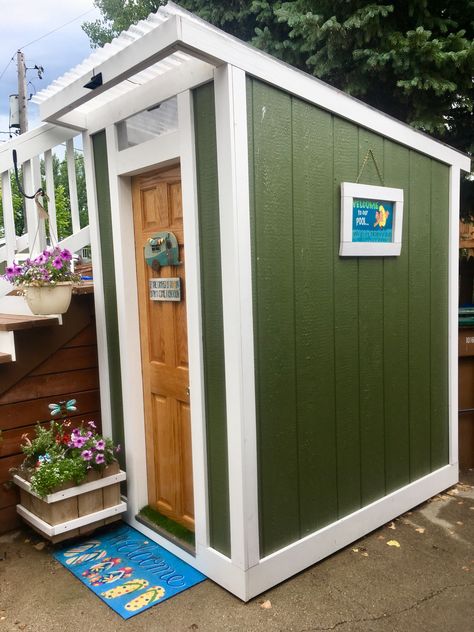 Dry flush toilet inside! Small Outdoor Toilet Ideas, Poolside Bathroom Ideas, Backyard Toilet, Outhouse Bathroom Ideas, Dry Flush Toilet, Outdoor Toilet Ideas, Outdoor Pool Bathroom, Shed Bathroom, Poolside Bathroom