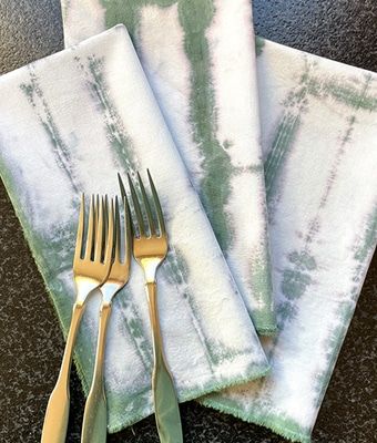 How to Make Shibori Napkins Shibori Napkins, Making Napkins, Dyed Napkins, Diy Shibori, Shibori Diy, Shibori Designs, Diy Dye, Rit Dye, Diy Napkins