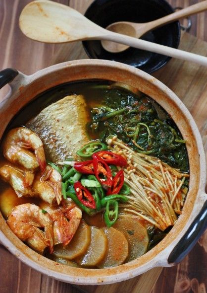 Spicy fish soup with mugwort: maeuntang Korean Fish, Asian Shrimp, Soup Asian, Korean Food Recipes, Fish Stew, Korean Cooking, Fish Soup, Easy Chinese Recipes, K Food