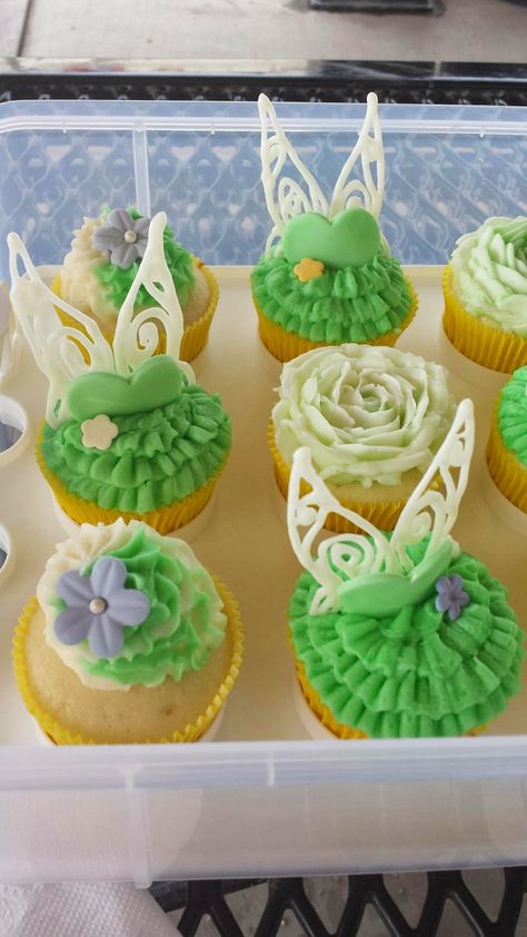 Tinkerbell Cupcakes, Tinkerbell Birthday Cakes, Tinkerbell Party Theme, Doll Cake Designs, Disney Baking, Tinkerbell Dress, Twin Birthday Cakes, Tinkerbell Cake, Character Cupcakes