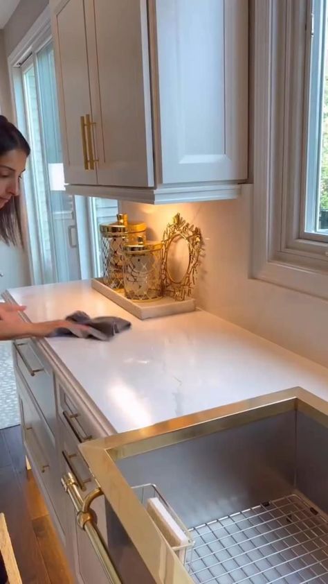 14 Space-Saving Kitchen Cabinet Hacks Elevate Home Decor, Small Luxury Kitchen, Gold Kitchen Decor, Home Decor Videos, Decorate Kitchen, Luxury Kitchen Decor, Gold Kitchen Accessories, Elegant Kitchen Design, Classy Kitchen