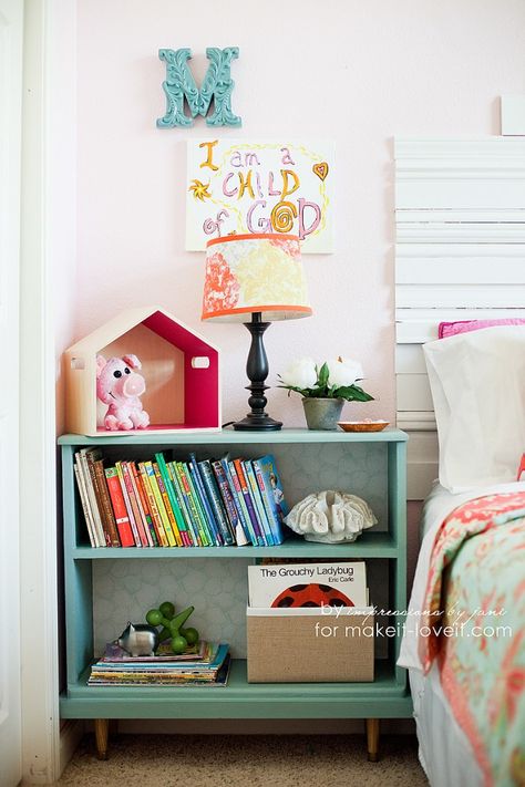 Turn an old Bookcase into the perfect (and taller) Nightstand table --- Make It and Love It Diy Bookcase Makeover, Bookshelf Nightstand, Bookshelf Makeover, Bookcase Makeover, Diy Bookshelf, Ideas Habitaciones, Old Bookcase, Dresser Shelves, Bookcase Diy