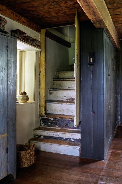 Stone Cottages Interior, Cottage Staircase, Cottage Stairs, Commune Design, Rustic Staircase, Rustic Stairs, House Staircase, Old Stone Houses, Dutch House