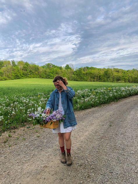 Flower Outfit Aesthetic, Flower Farm Outfit, Spring Aesthetic Outfit, Flower Picking, Spring Inspo, Spring Mood, Gardening Outfit, Granola Girl, Spring Aesthetic