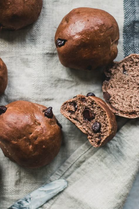 The perfect soft and airy chocolate buns! Chocolate Buns, Jelly Doughnuts, Brownie Muffins, No Yeast Bread, Chocolate Roll, Caramel Brownies, Chocolate Bread, Bread Bun, Yeast Bread