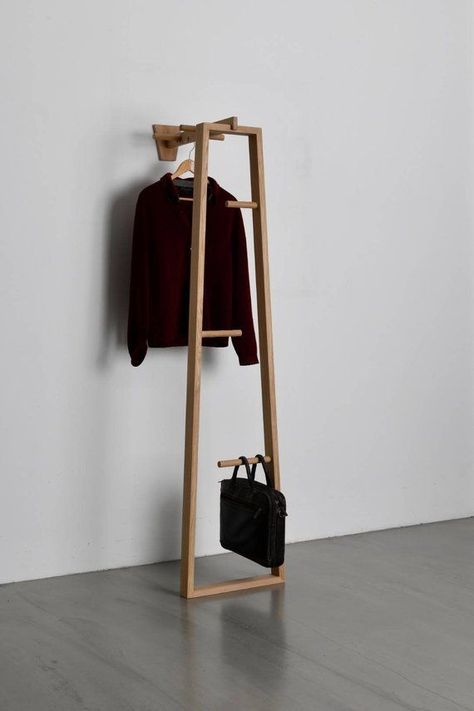 leiter stummer diener, valet stand, clothes rack, tidyboy - berlin, cannas.de, hatstand, indoors, one, wood, man, wear, ladder, adult, room, fashion Vstupná Hala, Valet Stand, Hall Furniture, Cnc Furniture, Clothes Stand, Diy Casa, Coat Stand, Hallway Furniture, Coat Stands