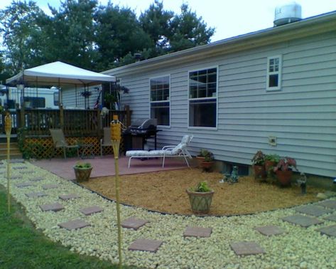 Landscape Ideas Mobile Home, Mobile Home Park Yard Ideas, How To Make A Mobile Home Look Nice Outside, Landscape Mobile Home, Stucco Mobile Home, Mobile Home Landscaping Ideas, Mobile Home Landscaping, Mobile Home Exteriors, Mobile Home Renovations