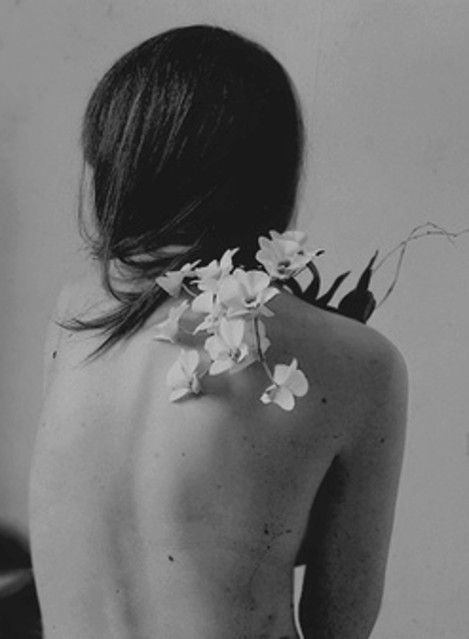 #black and white photography Woman With Flowers, Flower Photoshoot, Body Photography, Foto Tips, Montage Photo, Foto Art, 인물 사진, Magazine Photography, Photography Women