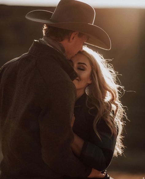 Vaquero Engagement Photos, Country Western Couple Pictures, Western Photo Shoots Couple, Country Couple Engagement Pictures, Romantic Western Photoshoot, Western Engagement Photos Ideas, Cowboy Cowgirl Couple Photoshoot, Country Style Couple Photoshoot, Western Wedding Colors Schemes Summer