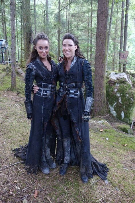 All hail the stunt-double. The difference between a skinny girl and one who who works out and can actually move her body like a warrior. The 100 -still love Heda❤️ Lexa Cosplay, The 100 Grounders, Lexa E Clarke, Larp Costumes, Viking Party, Commander Lexa, John Murphy, The 100 Characters, Lexa Y Clarke