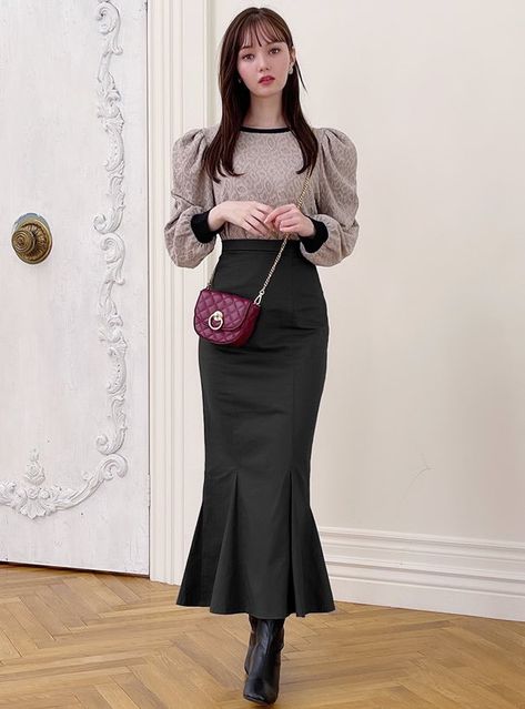 Pencil Skirt Outfits Casual, Pencil Skirt Outfits, Winter Skirt, Mermaid Skirt, Feminine Beauty, Elegant Outfit, Skirt Outfits, Feminine Style, Classy Outfits