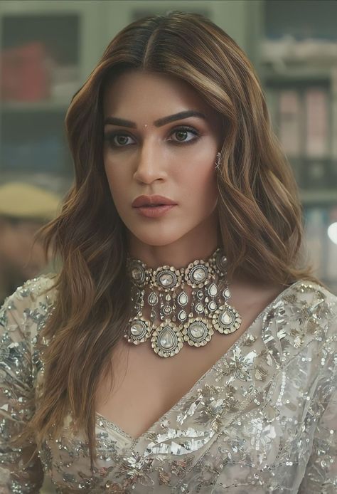 Kirti Sanon Bold, White Mehendi, 21st Birthday Gifts For Boyfriend, Flawless Skin Makeup, Night Party Dress, Lehenga Hairstyles, Hairstyles For Gowns, Kriti Sanan, Engagement Hairstyles