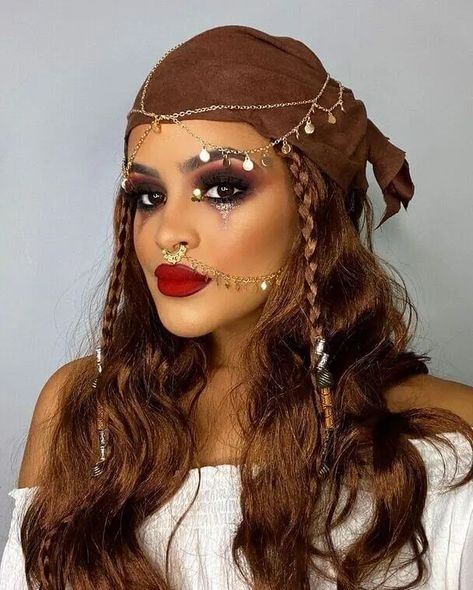 22 Scary Female Pirate Makeup Ideas - Best For Halloween 16 Pirate Makeup Women Halloween, Female Pirate Makeup, Pirate Makeup Ideas, Pirate Makeup Women, Pirate Makeup, Easy Halloween Makeup Ideas, Make Up Cosplay, Beach Halloween, Purim Costume