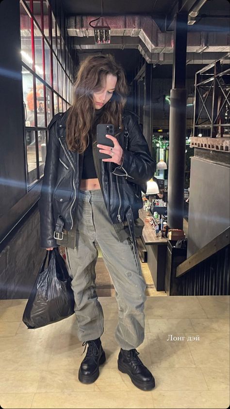 Dramatic Clothing Style, Boyfriend Style Outfits, How To Style Black Leather Pants, Grunge Style Winter, German Street Style, Grunge Outfits Women, Indie Rock Outfits, Seoul Street Fashion, Biker Jacket Outfit