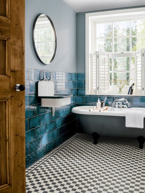 Turquoise Bathroom Tiles, Makeover Kamar Mandi, Turquoise Bathroom, Blue Tile Wall, Blue Bathroom Tile, Small Bathroom Colors, Bathroom Color, Blue Bathroom, Blue Tiles