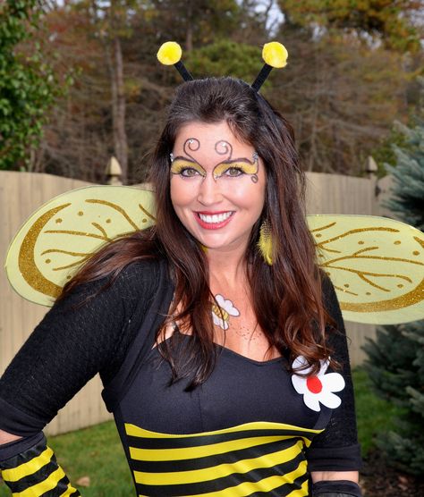 me: face makeup: easy bumble bee Bumble Bee Face Paint, Bee Costume Makeup, Bee Face Paint, Bumblebee Makeup, Bee Costume Diy, Queen Bee Costume, Bee Makeup, Bumble Bee Costume, Bee Costume