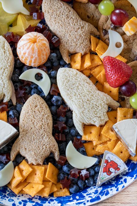 Space Themed Sandwiches, Space Themed Veggie Tray, Galaxy Charcuterie Board, Space Birthday Party Food Snacks Ideas, Space Themed Charcuterie Board, Space Charcuterie Board, Space Theme Snacks, Space Food For Kids, Space Theme Food