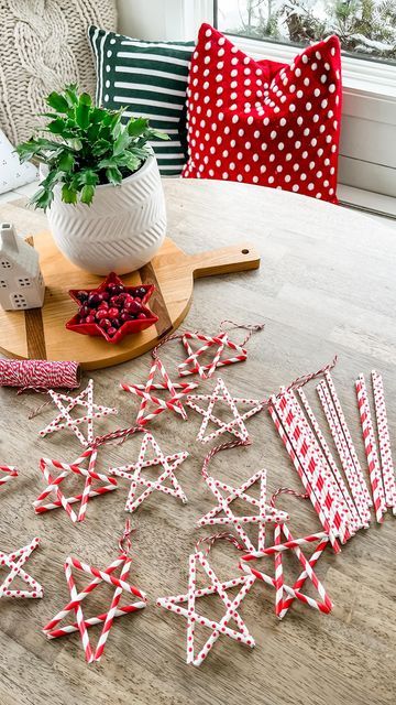 Paper Straw Stars, Straw Snowflakes, Straw Stars, Childrens Christmas Crafts, Holiday Crafts Gifts, Christmas Craft Projects, Crafts For Seniors, Craft Show Ideas, Assisted Living