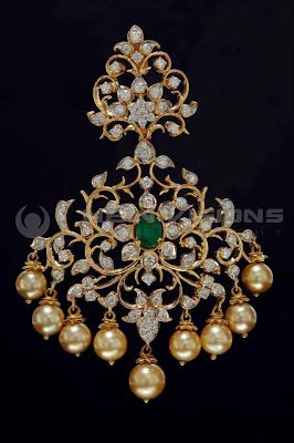 Saree Bollywood, Diamond Pendant Sets, Wedding Jewellery Collection, Jewelry Showcases, Gold Jewellery Design Necklaces, India Jewelry, Gold Earrings Designs, Gold Jewelry Indian, Gold Necklace Designs