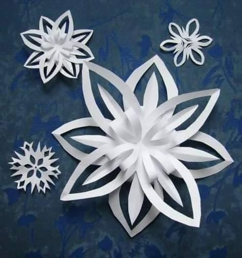 Comment fabriquer des flocons de neige en 3D avec des feuilles de papier! - Trucs et Bricolages 3d Paper Snowflakes, Paper Snowflakes Diy, Classroom Christmas Decorations, 3d Snowflakes, Paper Christmas Decorations, Snow Flakes Diy, How To Make Paper Flowers, Paper Ornaments, Christmas Classroom