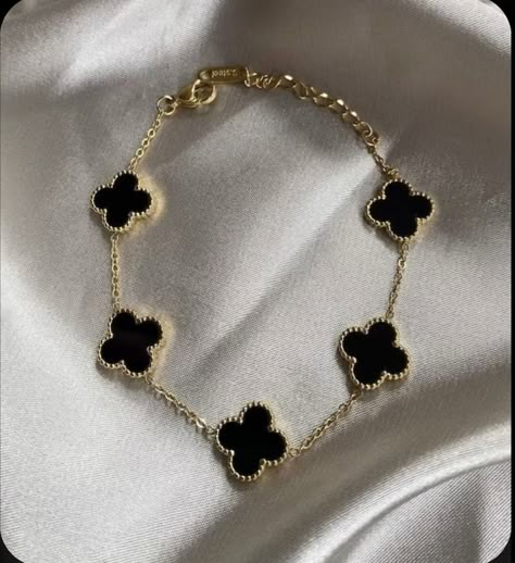 Gold Jewelry Black Women, Cleef And Arpels Jewelry, Van Cleef And Arpels Jewelry, Preppy Jewelry, Pretty Jewelry Necklaces, Van Cleef And Arpels, Lucky Bracelet, Trendy Bracelets, Luxe Jewelry