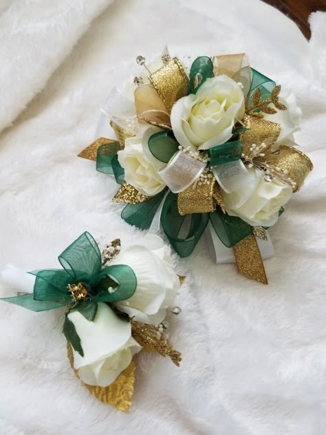 Green and gold corsage set from Hen House Designs www.henhousedesigns.net #henhousedesigns Forest Green Corsage, Green And Gold Corsage Prom, Emerald Green And Gold Corsage, Hunter Green Corsage Prom, Green And Gold Flower Bouquet, Prom Corsage And Boutonniere Emerald Green, Prom Flowers Corsage Green Dress, Green And Gold Boutonniere, Emerald Green Prom Corsage