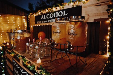 Drink station - alcohol Alcohol Station Parties, Wedding Drink Station, Bar Aesthetic, Personalized Mason Jars, Pallet Bar, Farewell Party, Forest Party, 21st Party, I Do Bbq